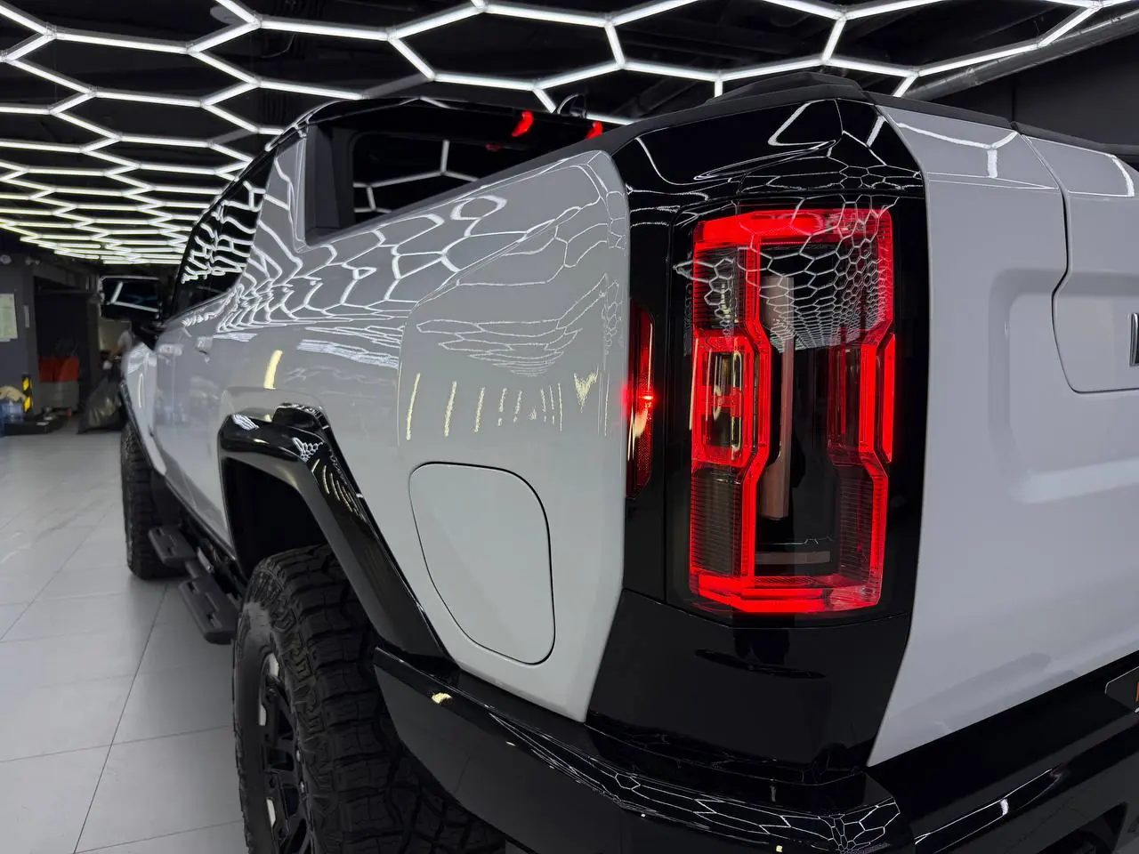 Полная защита GMC Hummer EV: оклейка кузова, черного глянца, лобового и панорамы